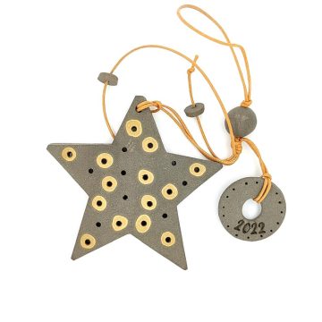 TREIS GRAMMES Ceramic hanging lucky charm star, gray/beige, 8 x 6,5 cm
