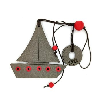 TREIS GRAMMES Ceramic hanging lucky charm boat, gray/red, 8,5 x 8,5 cm