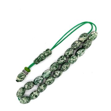 KOMBOLOIS Green spot stone – 19 oval beads