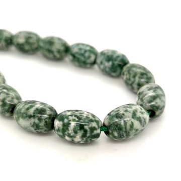 KOMBOLOIS Green spot stone – 19 oval beads